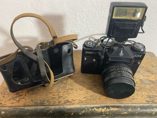 Cámara Zenit EM Vintage con Flash y Película