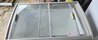 Congelador horizontal blanco con tapas de cristal