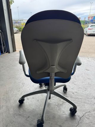 Silla de oficina ergonómica azul