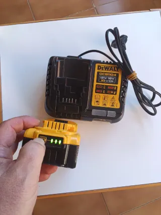 CARGADOR DEWALT Y BATERÍA DEWALT 18V 5,0 AH