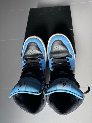 Nike Air Jordan 1 Mid Azul y Negro