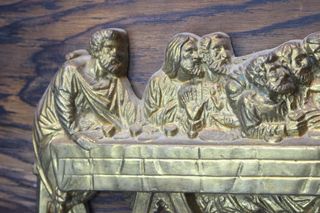 La última cena. Tablón con alto relieve en bronce de la obra de Da Vinci.