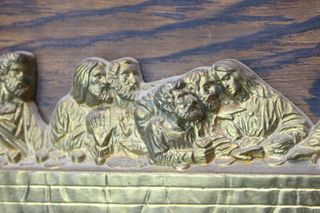 La última cena. Tablón con alto relieve en bronce de la obra de Da Vinci.
