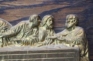La última cena. Tablón con alto relieve en bronce de la obra de Da Vinci.