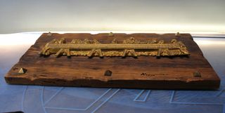 La última cena. Tablón con alto relieve en bronce de la obra de Da Vinci.