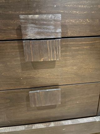 Mueble de madera marrón