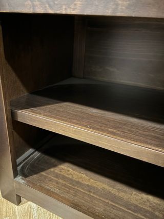 Mueble de madera marrón