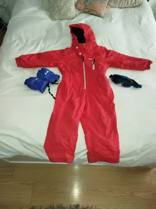 Mono de esquí rojo talla 4 Con gafas y guantes
