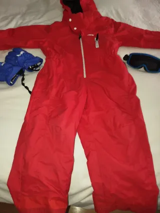 Mono de esquí rojo talla 4 Con gafas y guantes