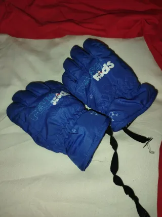 Mono de esquí rojo talla 4 Con gafas y guantes