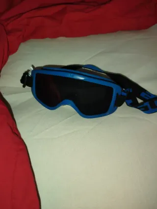 Mono de esquí rojo talla 4 Con gafas y guantes