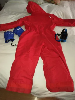 Mono de esquí rojo talla 4 Con gafas y guantes