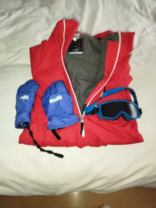 Mono de esquí rojo talla 4 Con gafas y guantes