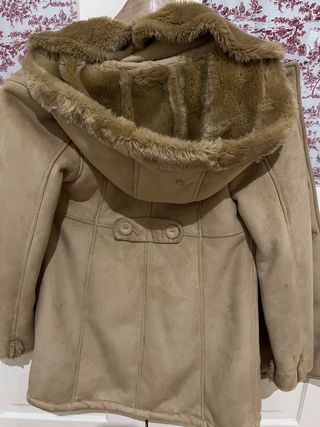 Abrigo parka niña beige con capucha