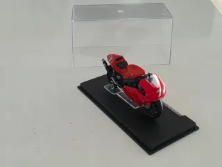 Yamaha YZR-M1 Carlos Checa 2002 1:24