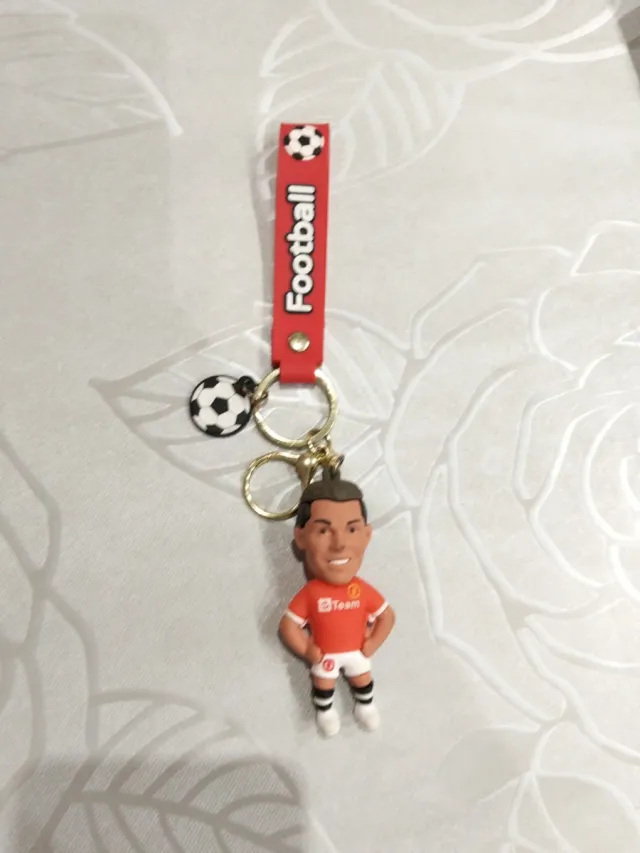 Llaveros varios: fútbol, logos y más