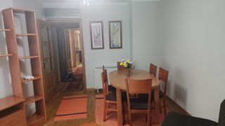 Se alquila piso de dos dormitorios.