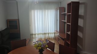 Se alquila piso de dos dormitorios.