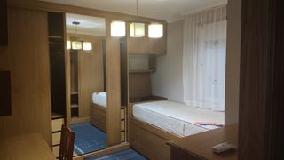 Se alquila piso de dos dormitorios.