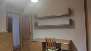 Se alquila piso de dos dormitorios.