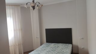 Se alquila piso de dos dormitorios.