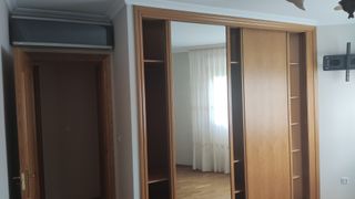 Se alquila piso de dos dormitorios.