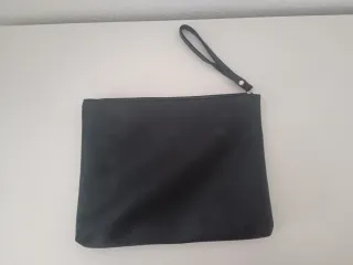 Bolso de mano negro con parches