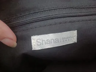 Bolso de mano negro con parches