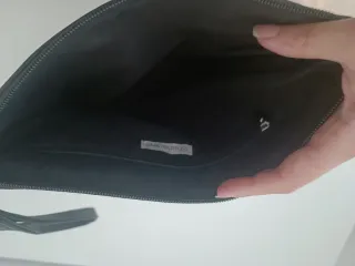 Bolso de mano negro con parches