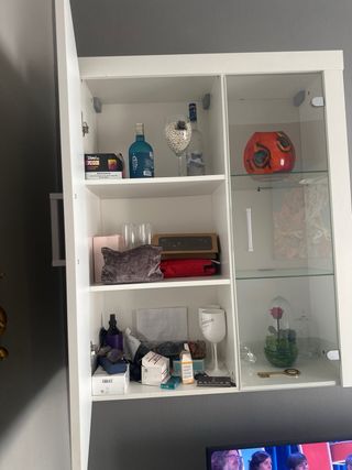 Mueble blanco brillo con puerta y cristal