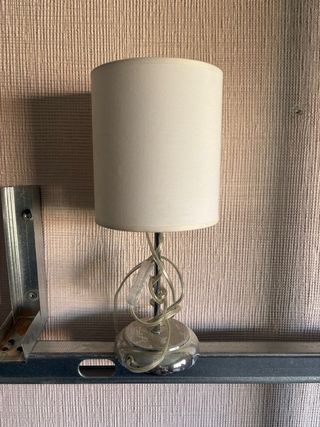 Lámpara de mesa plateada y blanca