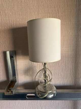 Lámpara de mesa plateada y blanca
