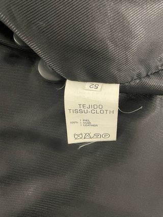 Chaqueta de cuero negra con capucha