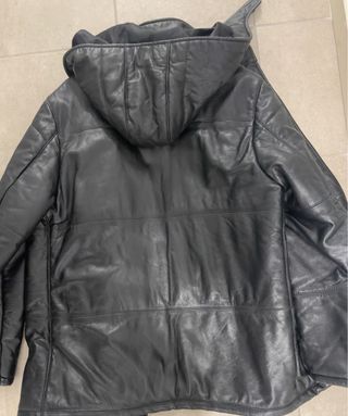 Chaqueta de cuero negra con capucha
