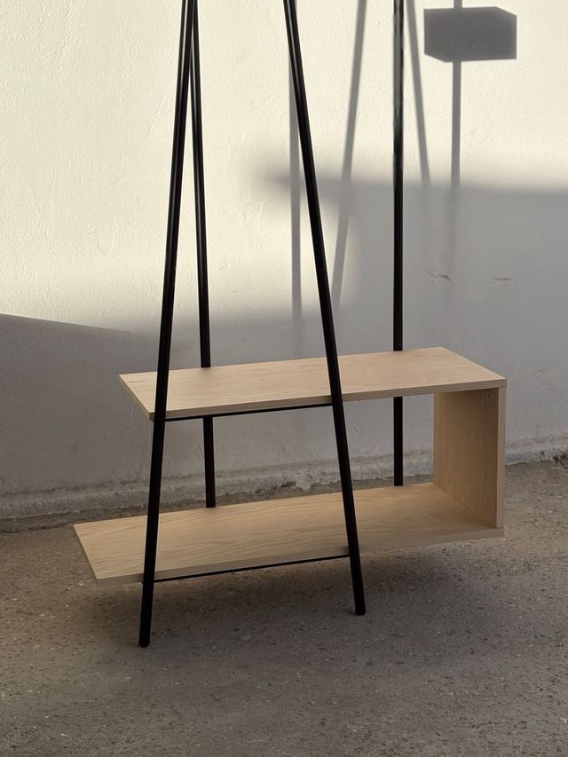 Recibidor con espejo y baldas