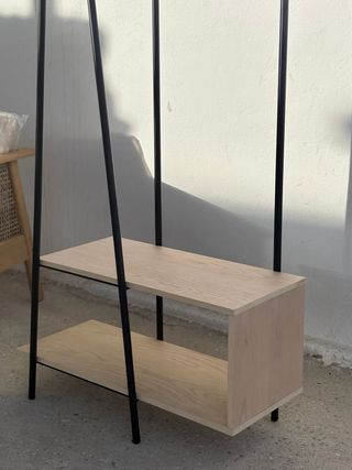 Recibidor con espejo y baldas