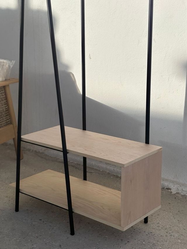 Recibidor con espejo y baldas