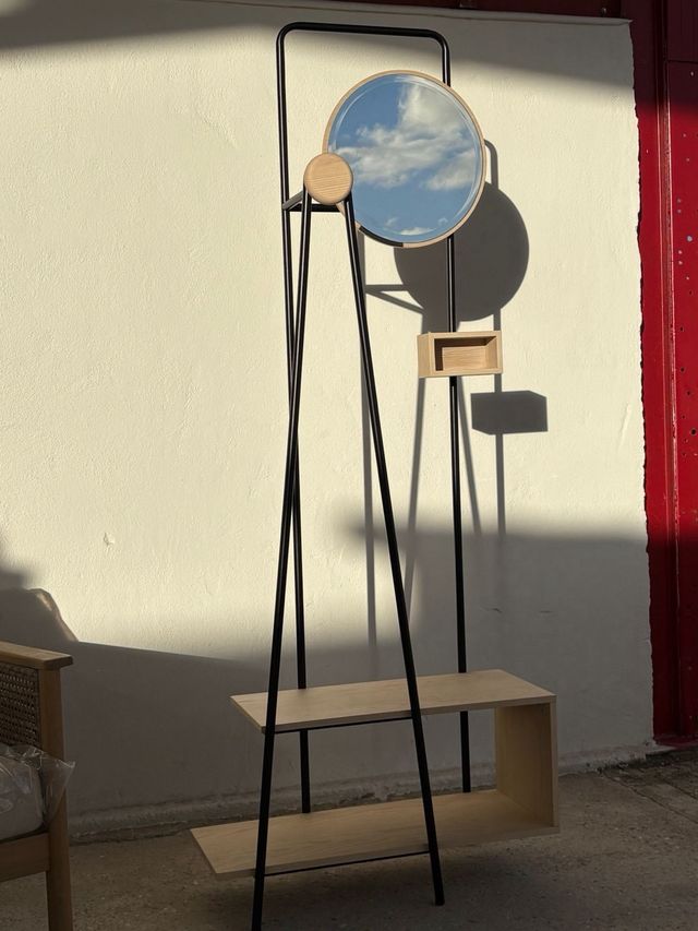 Recibidor con espejo y baldas