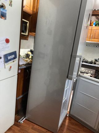 Frigorífico plateado Funciona la parte congelada