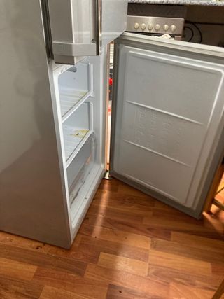 Frigorífico plateado Funciona la parte congelada