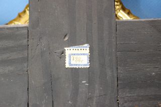 Antiguo crucifijo de madera y metal.