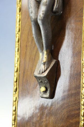 Antiguo crucifijo de madera y metal.