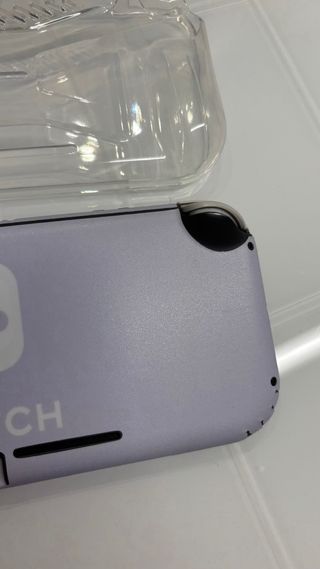 Nintendo Switch Lite Grigia con vinile lilla + Custodia