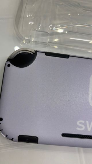 Nintendo Switch Lite Grigia con vinile lilla + Custodia