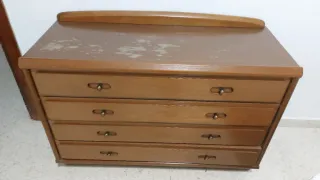 Cómoda de madera con 4 cajones