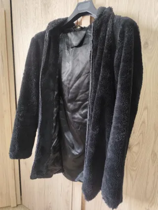 Pelliccia nera con cappuccio taglia S