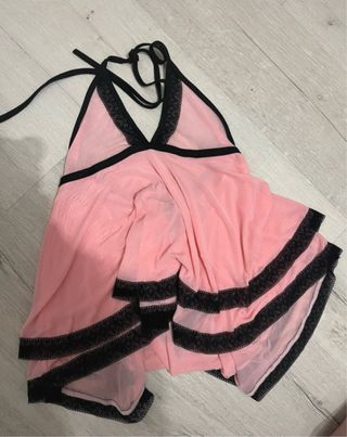 Top rosa con encaje negro