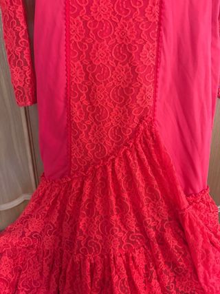 Traje de flamenca rojo y rosa