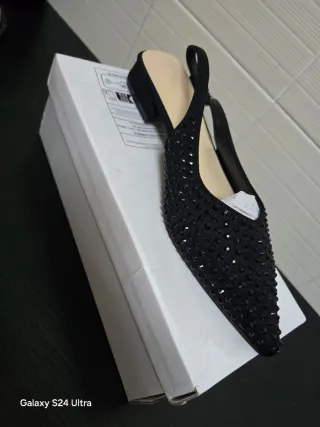 Sandalias negras con pedrería