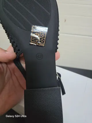 Sandalias negras con pedrería